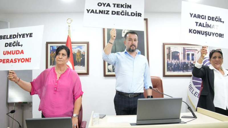Seyhan Meclisi'nde Pankartlı Tepki: CHP'li Üyelerden Oya Tekin ve Kadir Aydar'a Destek