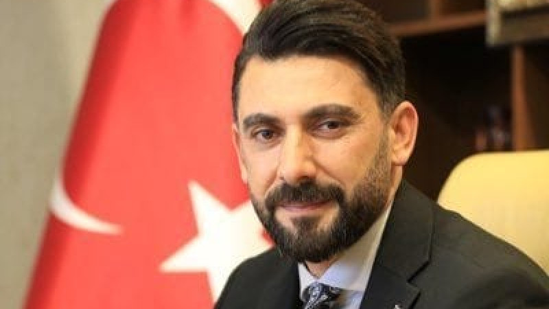 AK Parti Çukurova İlçe Başkanı Cemal Akın, Temizlik süpürgesi ile kanalizasyon açıyorlar,